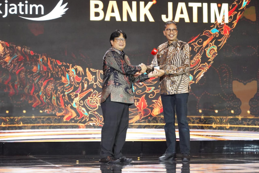 Direktur Utama Bank Jatim Busrul Iman menerima penghargaan CNN Indonesia Awards 2024