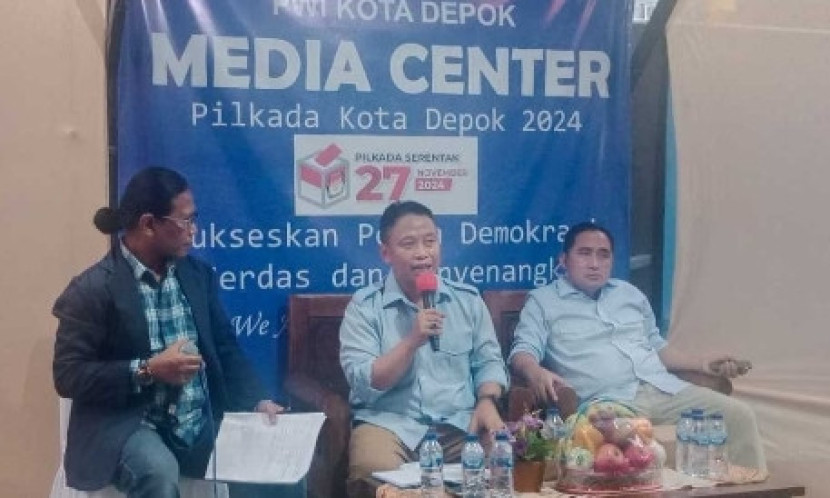 Calon Wali Kota Depok Supian Suri (tengah) didampingi Calon Wakil Wali Kota Depok Chandra Rahmansyah (kanan) menyampaikan paparannya saat diskusi tentang persoalan Kota Depok bersama anggota dan pengurus PWI Depok, Jumat (27/9) di Depok.