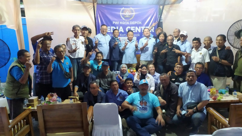 Anggota dan Pengurus PWI Kota Depok berfoto bersama dengan Calon Wali Kota dan Wakil Wali Kota Depok, Supian Suri dan Chandra Rahmansyah, Jumat (27/9).