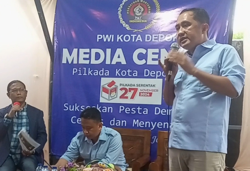 Chandra Rahmansyah, calon wakil wali kota Depok, menyampaikan pandangannya saat Debat Terbuka dengan anggota dan Pengurus PWI Depok, Jumat (27/9).