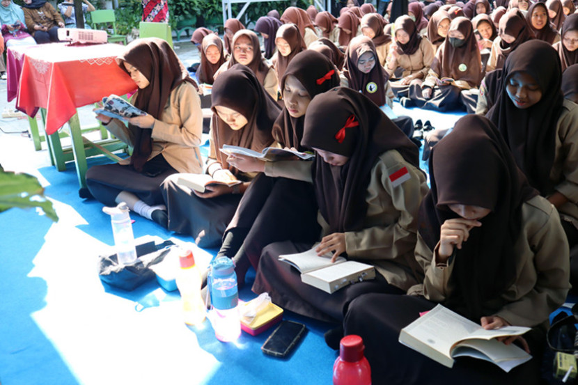 Siswa-siswi SMAN 18 Palembang mengikuti Dallas Book Festival dengan membaca buku bersama. (FOTO: Dok Riyadi Oyad)