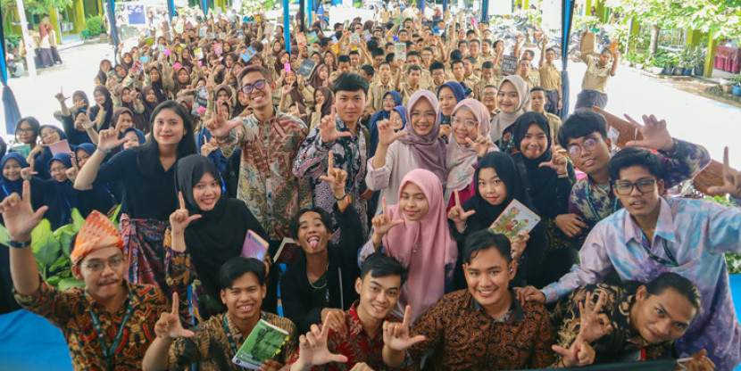 Komunitas Palembang Book Party bersama penulis Lely Mela Sari dan siswa/ siswi SMAN 18 Palembang pada Dallas Book Festival. (FOTO: Dok. Riyadi Oyad).