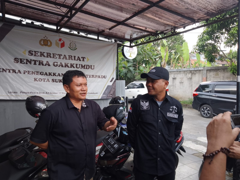 Koordinator Divisi Penindakan Pelanggaran Bawaslu Kota Sukabumi Firman Alamsyah (menggunakan topi-red) saat memberikan keterangan kepada wartawan, Sabtu (28/9/2024).