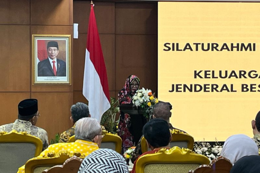 Putri Presiden Kedua RI Soeharto, Siti Hardijanti Rukmana atau Tutut saat berpidato dalam Silaturahmi Kebangsaan Pimpinan MPR RI bersama Keluarga Besar Presiden Kedua RI Jenderal Besar TNI (Purn) H. M. Soeharto di Kompleks Parlemen Senayan, Jakarta, Sabtu (28/9/2024). (Foto: Antara/RI)