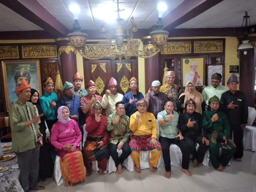 Sultan Palembang Darussalam SMB IV (duduk keempat dari kanan) menerima kedatangan calon Wali Kota Ratu Dewa (duduk ketiga dari kiri) (FOTO: Dok D Oskandar)