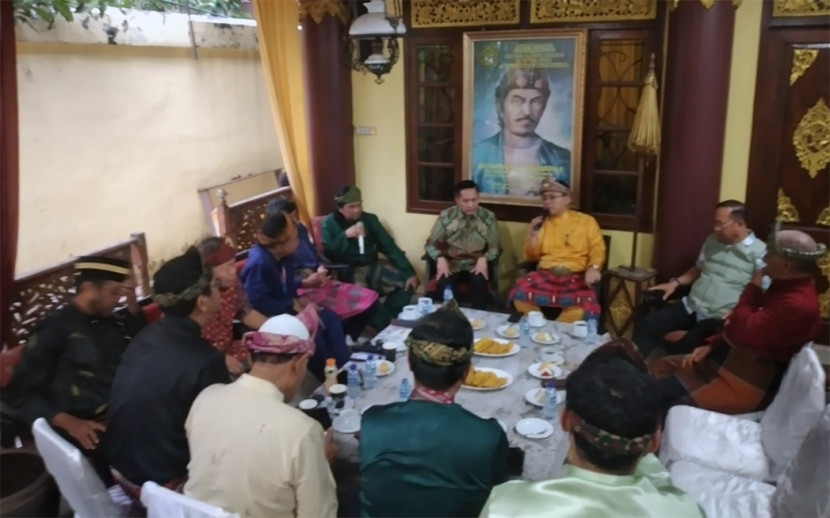 Sultan Palembang Darussalam SMB IV menerima kedatangan calon Wali Kota Palembang Ratu Dewa di Istana adat Kesultanan Palembang. (FOTO: Dok D Oskandar)