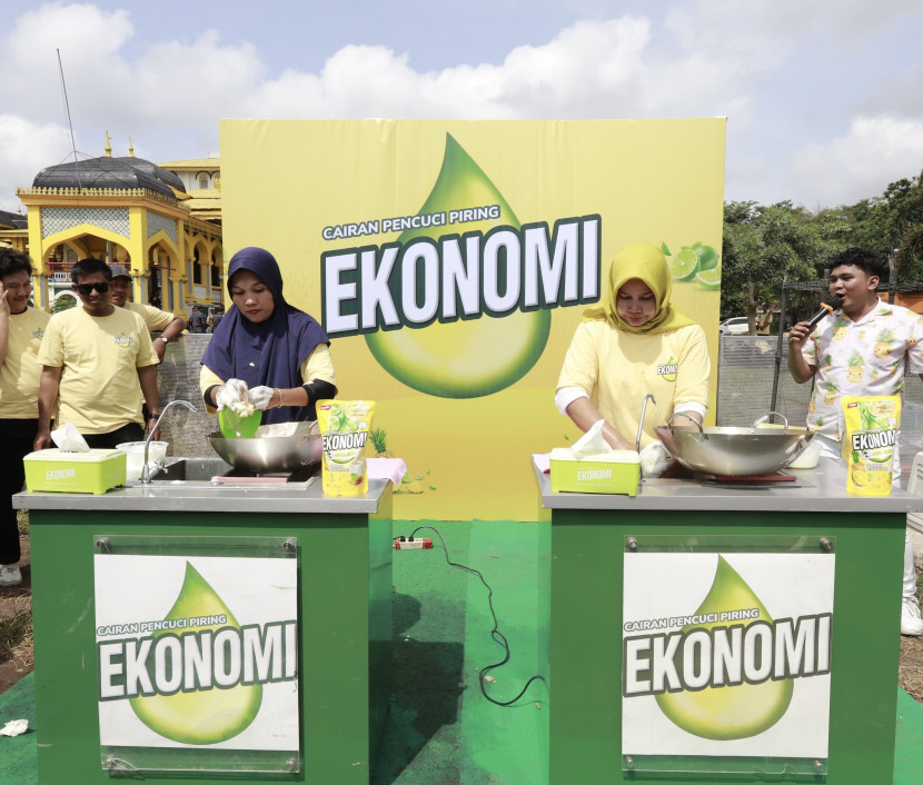 Lomba cuci piring estafet dengan produk EKONOMI Pencuci Piring Nanas & Jeruk Nipis. (Foto: Dok Ruzka Indonesia)