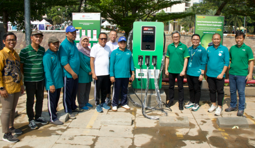 Masjid Istiqlal kini memiliki SPKLU bagi kendaraan bermotor listrik.    dok Adira