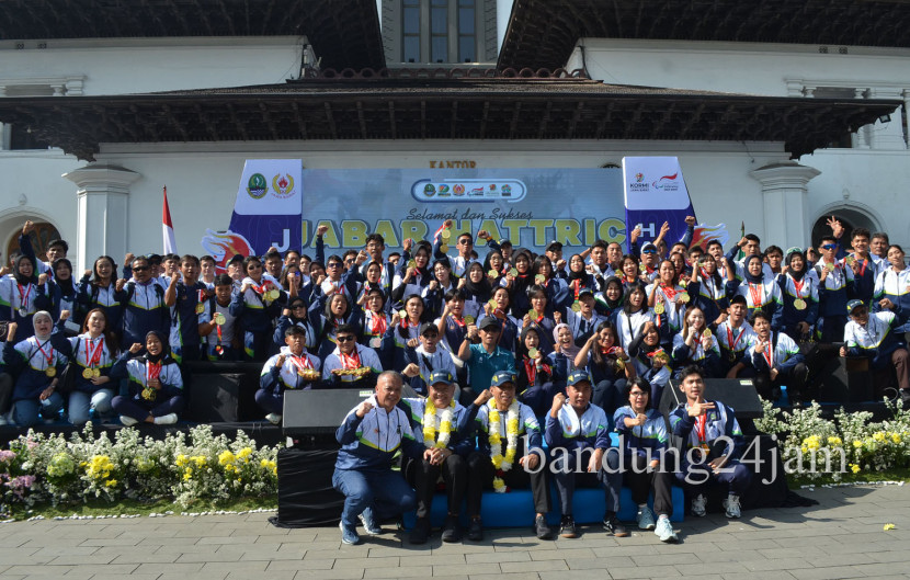 Atlet Kontingen PON XXI 2024 Jabar berfoto bersama usai peringatan Hari Olahraga Nasional ke-41 dan penyambutan kepulangan Kontingen PON Jabar, di Gedung Sate, Kamis (26/9/2024). Foto: Edi Yusuf