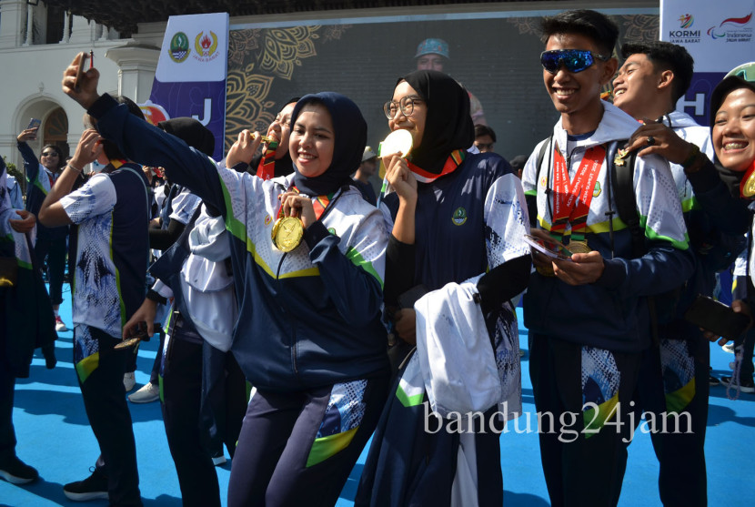 Para atlet PON XXI 2024 Jabar berfoto bersama saat peringatan Hari Olahraga Nasional ke- 41 di Gedung Sate, Kamis (26/9/2024). Foto: Edi Yusuf 