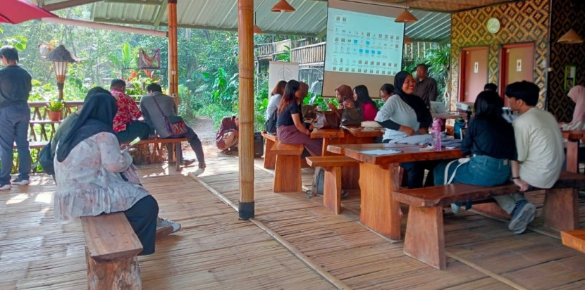 Interfaith Youth Climate Alliance menyelenggarakan Warung Belajar: Transisi Energi dan Ketahanan Pangan. (Foto: Dok Ruzka Indonesia)