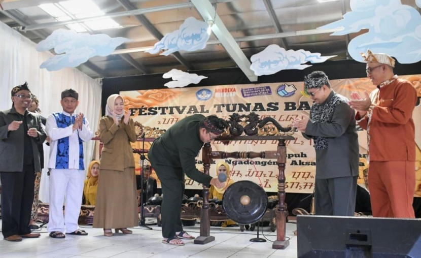 Pembukaan Festival Tunas Bahasa Ibu (FTBI) Tingkat Kota Sukabumi 2024 yang digelar di SMP Negeri 6 Kota Sukabumi, Senin (30/9/2024). 