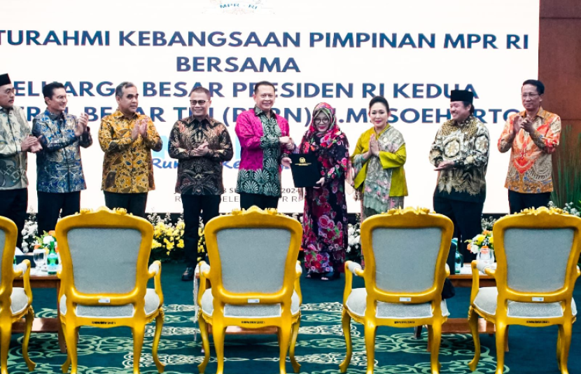 Pimpinan MPR bersama keluarga Presiden ke-2 RI Soeharto. Sumber:Seputarmiliter.id