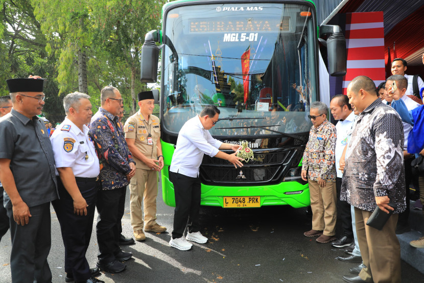 Pj Gubernur Jatim Luncurkan Bus Trans Jatim Koridor V rute Terminal Bangkalan-Terminal Purabaya