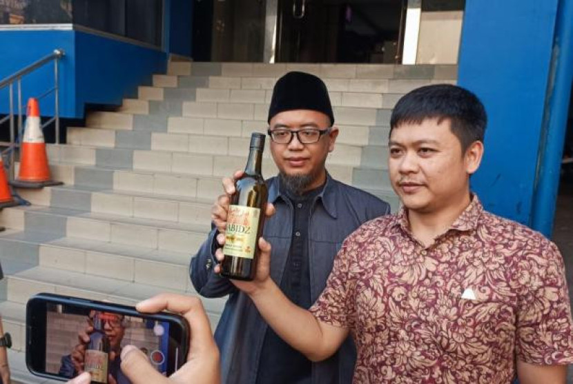 Muhamad Adinurkiat melaporkan produk minuman beralkohol yang terbuat dari fermentasi anggur atau buah-buahan lain (wine), bermerek Nabidz ke Polda Metro Jaya. (Dok. Republika/Antara) 