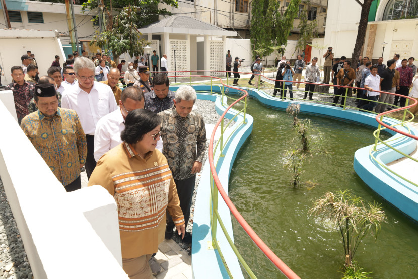 Kementerian Lingkungan Hidup dan Kehutanan (KLHK) RI meresmikan dua proyek penting dalam bidang restorasi lingkungan, yakni Ekoriparian Universitas Muhammadiyah Riau (UMRI) dan Universitas Lancang Kuning (UNILAK), Senin (30/9/2024). (Foto: KLHK)