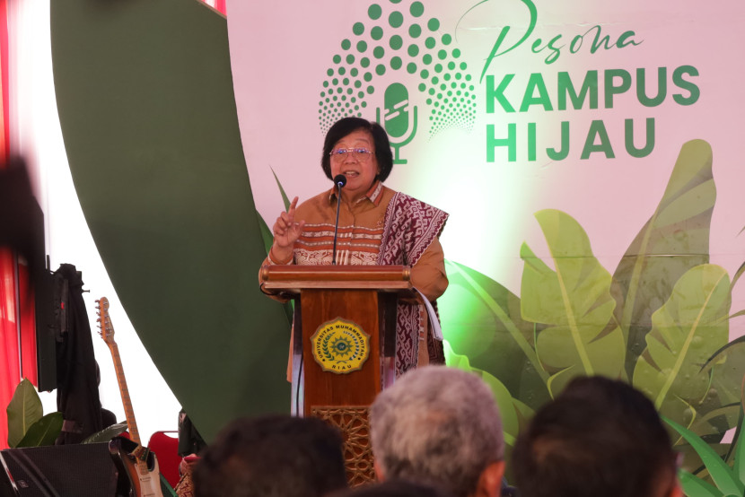 Menteri Lingkungan Hidup dan Kehutanan (KLHK) RI Siti Nurbaya memberikan kuliah umum kepada mahasiswa baru Universitas Muhammadiyah Riau (UMRI) dalam rangka Pengenalan Kehidupan Kampus Mahasiswa Baru (PKKMB). (Foto: KLHK)