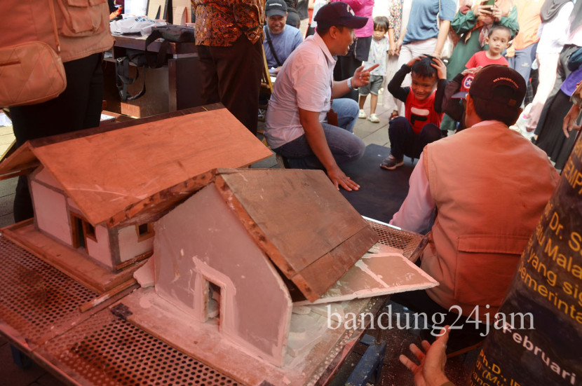 Kegiatan sosialisasi tanggap bencana saat acara 'Anak Jabar Sadar Bencana' di halaman Gedung Sate, Kota Bandung, Ahad (29/9/2024). Foto: Edi Yusuf