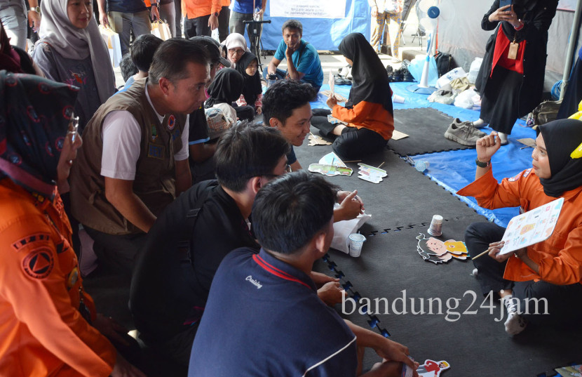 Pj Gubernur Jabar Bey Machmudin menyimak penjelasan petugas saat kegiatan sosialisasi tanggap bencana saat acara 'Anak Jabar Sadar Bencana' di halaman Gedung Sate, Kota Bandung, Ahad (29/9/2024). Foto: Edi Yusuf