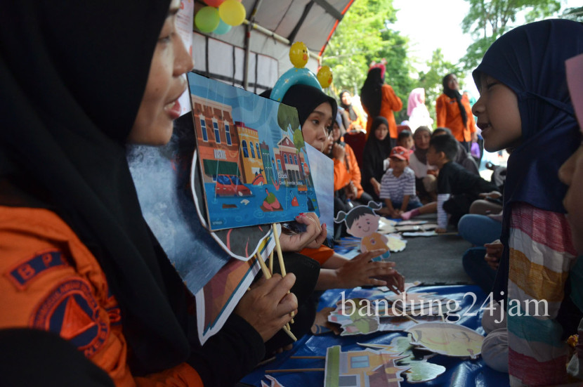 Kegiatan sosialisasi tanggap bencana saat acara 'Anak Jabar Sadar Bencana' di halaman Gedung Sate, Kota Bandung, Ahad (29/9/2024). Foto: Edi Yusuf