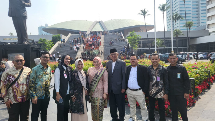 Anggota DPD Dinda Rembulan bersama kedua orang tuanya Emron Pangkapi (keempat dari kanan) dan stafnya usai pelantikan di komplek parlemen, Senayan. (FOTO: Dok)