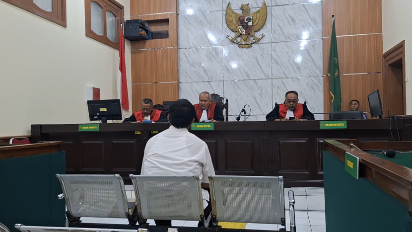 Dossn swasta di Bandung tengah mendengarkan putusan vonis dari majelis hakim di PN Bandung. 