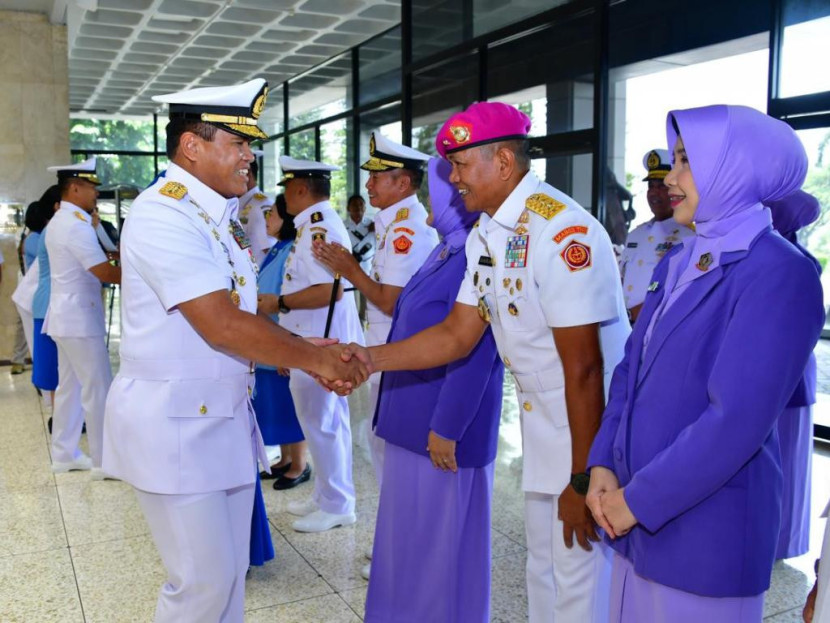 KSAL Laksamana Muhammad Ali menyalami pati yang mendapat kenaikan pangkat. Sumber: Seputarmiliter.id