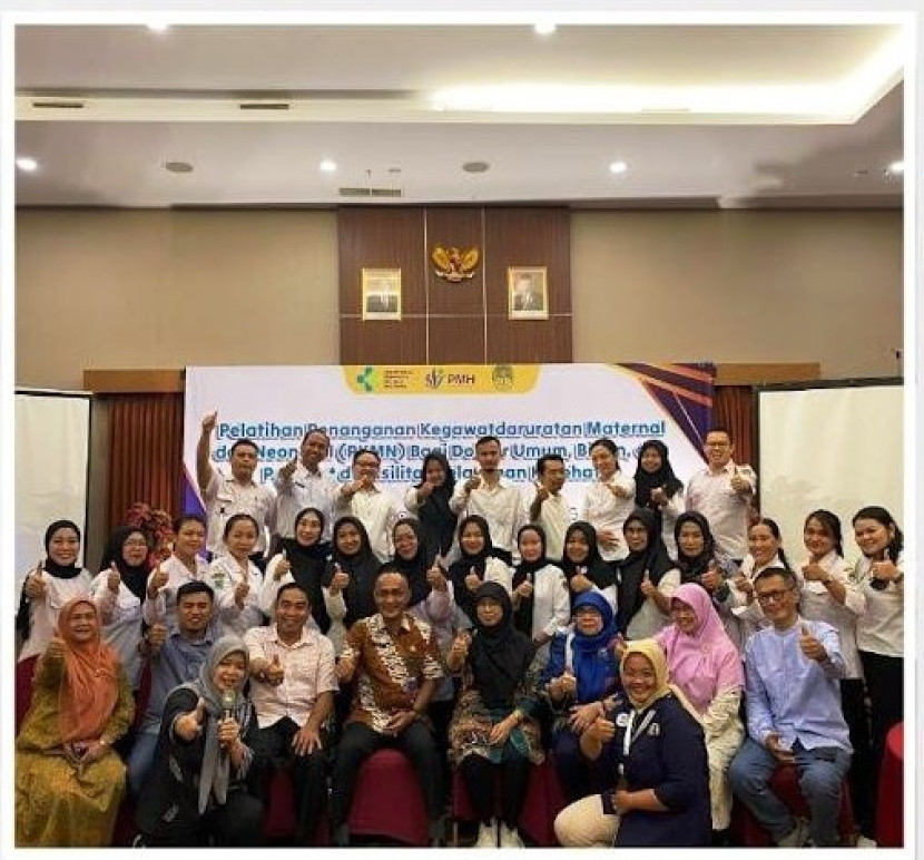 Sesi foto bersama Pelatihan Penanganan Kegawatdaruratan Maternal dan Neonatal (PKMN)