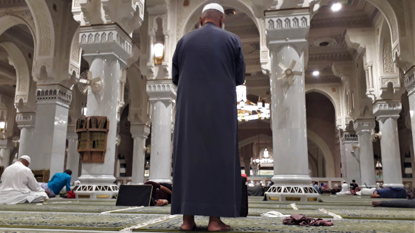 Jamaah yang shalat dan yang menunggu waktu shalat wajib di Majidil Haram, Makkah. (Foto: SumatraLink.id/Mursalin Yasland)