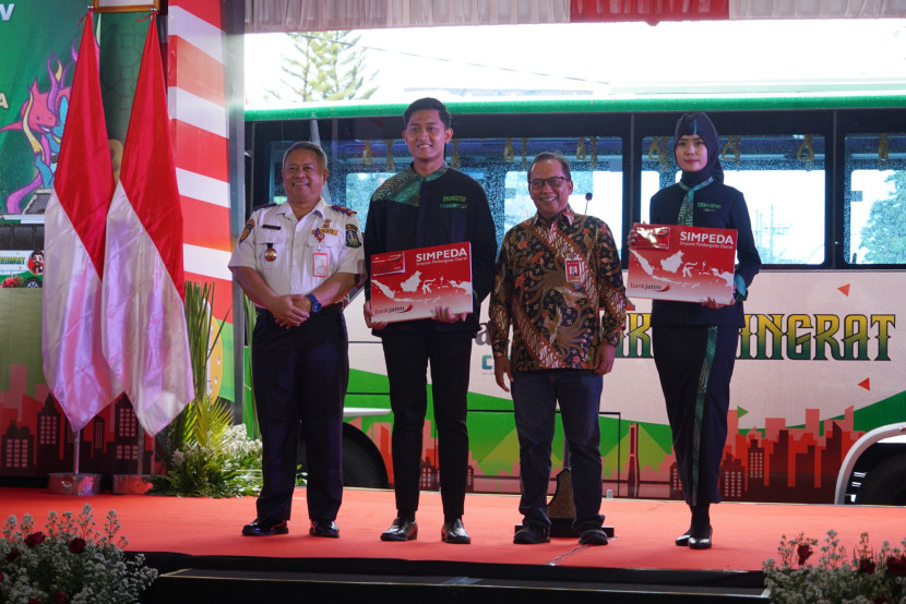 Bank Jatim menyerahkan buku tabungan Simpeda Bank Jatim kepada pramugara dan pramugari Trans Jatim