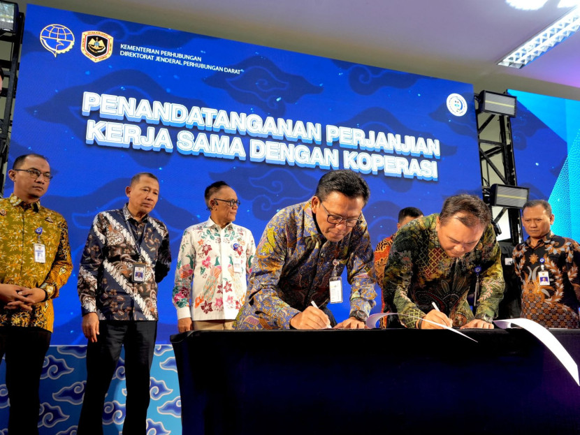 Penandatanganan kerja sama PKS antara Ditjen Hubdat dan Koperasi terkait pemanfaatan area UMKM Terminal Luewipanjang, Kota Bandung. (Dok. Gincumanis.com)