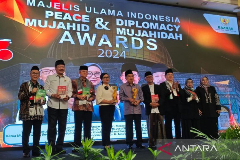 Majelis Ulama Indonesia (MUI) memberikan penghargaan Peace Mujahid Award kepada Wakil Presiden ke-10 dan ke-12 Indonesia Jusuf Kalla (JK) serta Diplomacy Mujahidah Award kepada Menteri Luar Negeri (Menlu) Retno Marsudi karena jasanya memperjuangkan perdamaian dunia di Jakarta, Kamis (3/10/2024). (Foto: Antara)