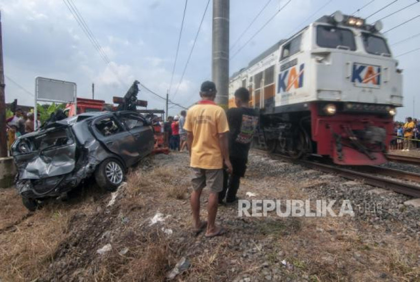 Minibus tertabrak kereta api di pintu perlitasan. (Dok. Republika)