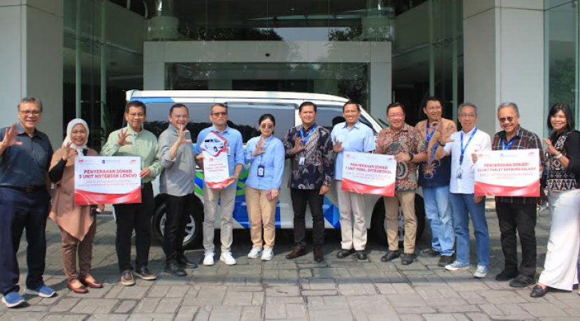 Dinas Arsip Kabupaten Karawang menerima sebuah Daihatsu Grand Max Perpustakaan keliling dari Daihatsu.      dok Astra Daihatsu 