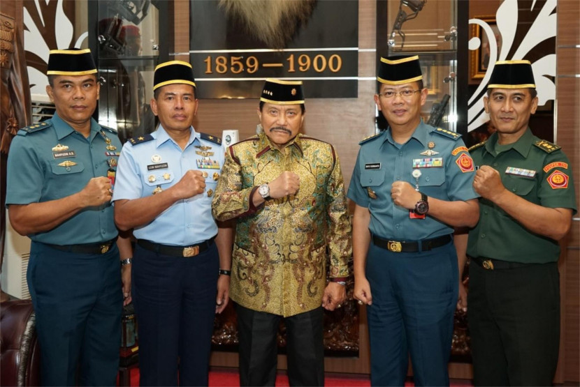 Perwakilan Mabes TNI bersama Jenderal (Purn) Prof Dr Abdullah Mahmud Hendropriyono. Sumber: Seputarmiliter.id