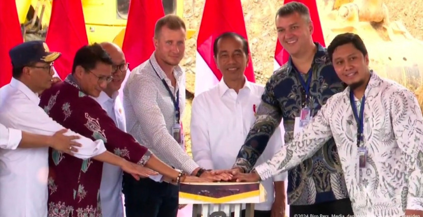 Presiden Jokowi bersama 2 investor Rusia, Igor Maksimov dan Stanislav Sadovnikov serta Direktur PT Magnum Investment Nusantara Bobby Sumantri (kiri) menekan tombol dimulainya pembangunan Magnum Resort Nusantara. (Foto: Dok Setneg )