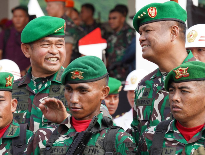 KSAD Jenderal Maruli Simanjuntak dan Wakil KSAD Letjen Tandyo Budi Revita saat peresmian lima Yonif PDR. Sumber: Seputarmiliter.id