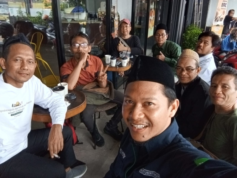 Para pengurus LTN NU Depok berfoto bersama.