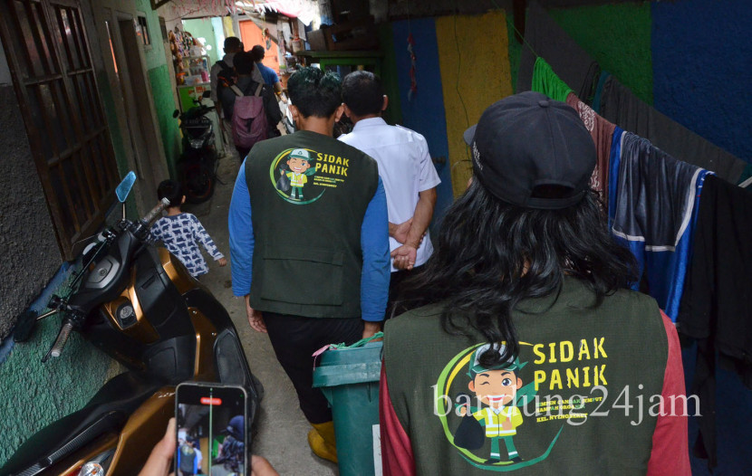 Petugas berkeliling pemukiman untuk mengambil sampah organik dengan sistem inovasi layanan Sidak Panik di Lio Genteng, Kelurahan Nyengseret, Kecamatan Astanaanyar, Kota Bandung, Rabu (2/10/2024). Foto: Edi Yusuf