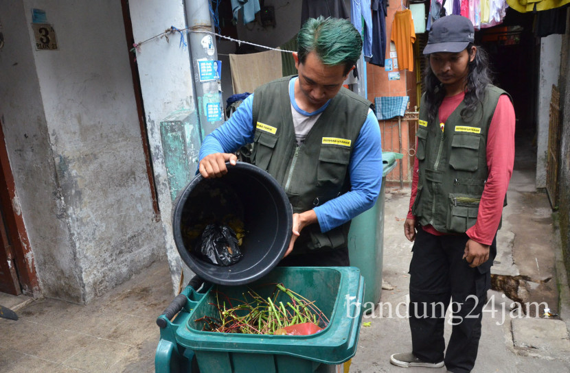 Petugas mengambil sampah organik dengan sistem inovasi layanan Sidak Panik di Lio Genteng, Kelurahan Nyengseret, Kecamatan Astanaanyar, Kota Bandung, Rabu (2/10/2024). Foto: Edi Yusuf