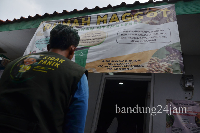 Petugas membawa sampah organik ke rumah magot dengan inovasi layanan Sidak Panik di Lio Genteng, Kelurahan Nyengseret, Kecamatan Astanaanyar, Kota Bandung, Rabu (2/10/2024). Foto: Edi Yusuf