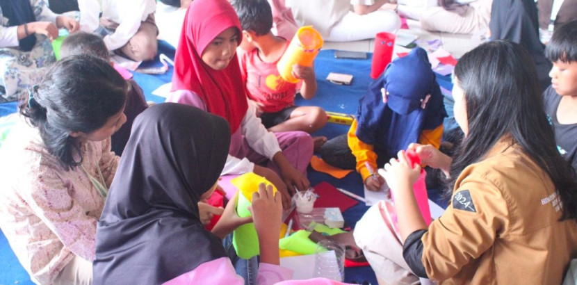 Anak-anak sedang membuat celengan dari botol bekas. (Foto: Dok Ruzka Indonesia)