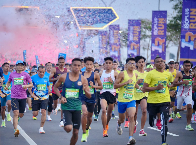 Ribuan peserta lari meriahkan perhelatan Isoplus Run Jakarta 2024 di Pantai Indah Kapuk (PIK) 2 pada Minggu (6/10/2024). (Foto: Dok Ruzka Indonesia)