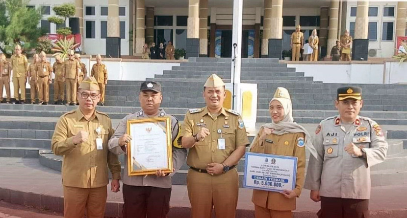 Pj Wali Kota Pangkalpinang Budi Utama (ketiga dari kiri) dan Safira Yasmin (kedua dari kanan) dari Reta Matra menerima hadiah lomba desain Tugu Kemenangan. (FOTO: Dok. Pemkot Pangkalpinang)