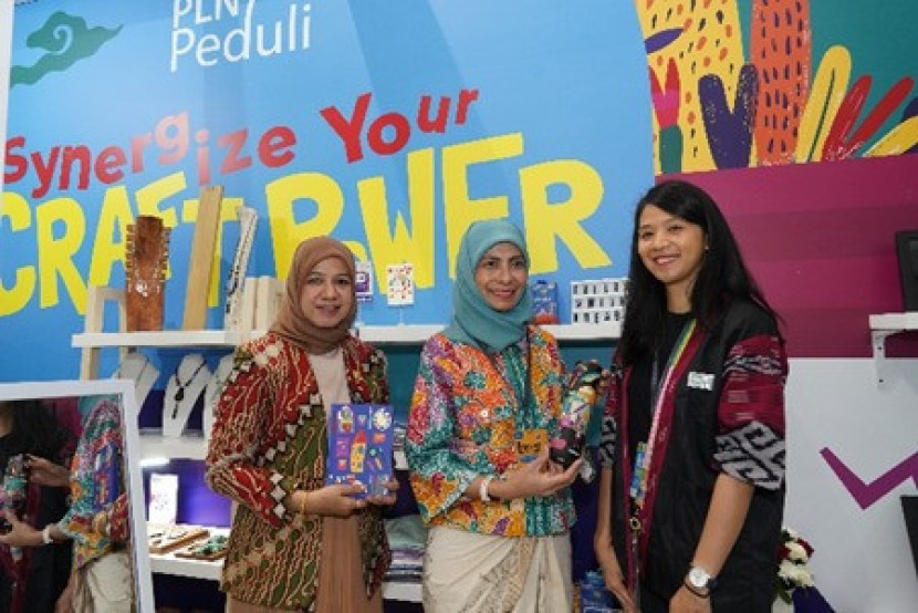 Direktur Keuangan PLN, Sinthya Roesly (tengah) didampingi Executive Vice President Kepatuhan, Derina dan Owner Kreaby, Arani Aslama (kanan) dalam pameran Inacraft On October di Jakarta Convention Center 2 – 6 Oktober 2024. (Foto: PLN)