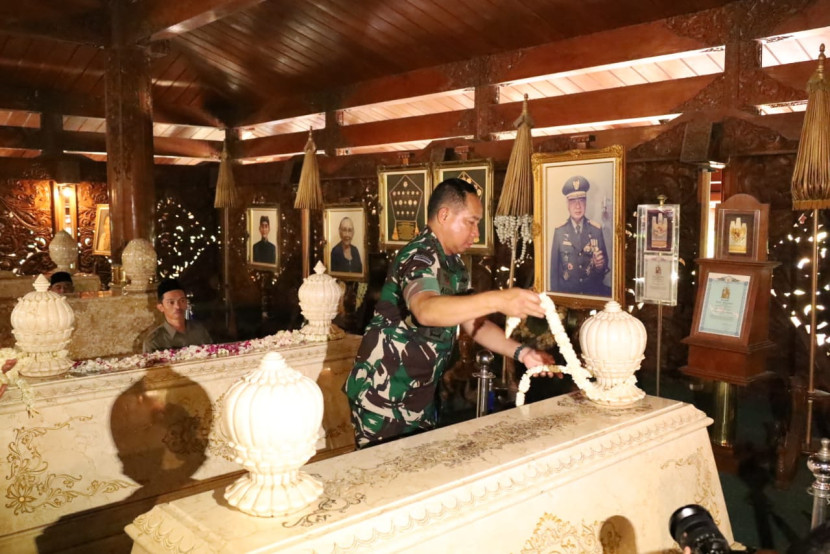 Panglima TNI Ziarah ke Makam Jenderal Besar Soeharto