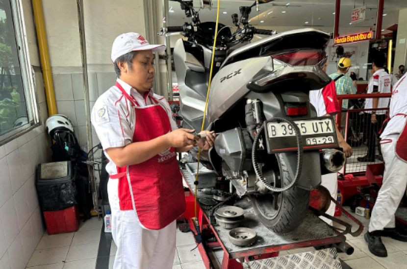 Perawatan rutin sepeda motor di bengkel resmi akan menjamin kesiapan operasional kendaraan.   dok Wahana