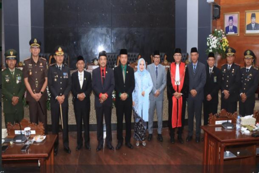 Kapolres Indramayu, AKBP Ari Setyawan Wibowo, hadiri Rapat Paripurna Peresmian dan Pengucapan Sumpah/Janji Pimpinan DPRD Kabupaten Indramayu masa jabatan 2024-2029, Selasa (8/10/2024). - (Dok Istimewa)