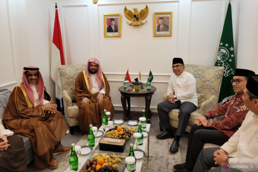 Imam Besar Masjid Nabawi Syekh Ahmad bin Ali Al-Hudhaify (kedua kiri) saat bersama Ketua Umum Pengurus Besar Nahdlatul Ulama (PBNU) KH Yahya Cholil Staquf (kedua kanan) di Kantor Pusat PBNU Jakarta, Rabu (9/10/2024). (Foto: Antara)