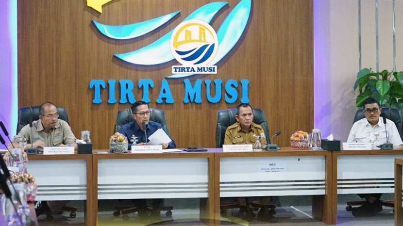 Ratu Dewa (kedua dari kiri) saat menjabat PJ Wali Kota Palembang pada repat di kantor PDAM Tirta Musi. (FOTO: Tirtamusi.com)